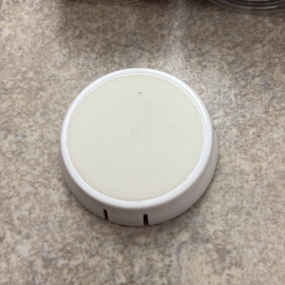 Neutrogena Blue Facial Cleansing Pads - Gentle Exfoliating Puffs - Picture 4 of 6